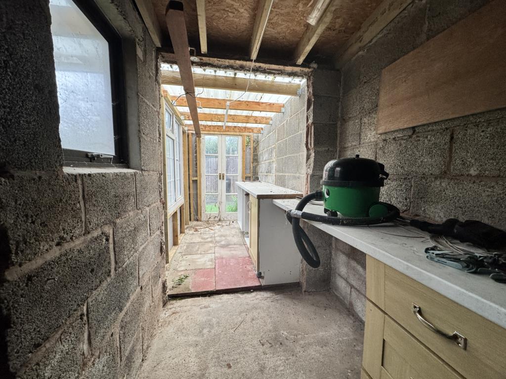 Lot: 86 - TWO-BEDROOM HOUSE FOR IMPROVEMENT - Shed with Power in Rear Garden